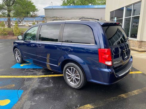 Used 2017 Dodge Grand Caravan SXT w/ Rear Park Assist Package FWD image 3