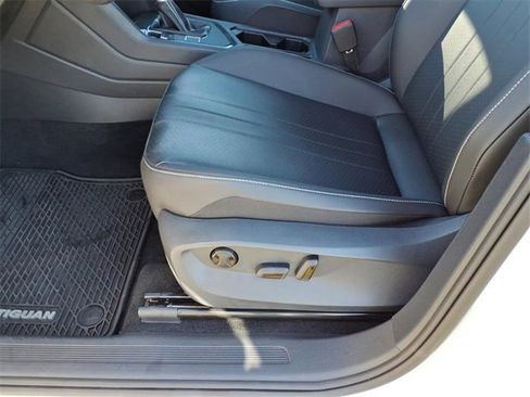 Used 2023 Volkswagen Tiguan SE image 5
