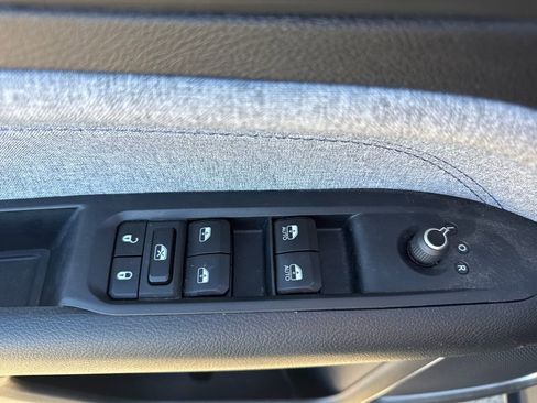 Used 2023 Jeep Compass Sport image 18