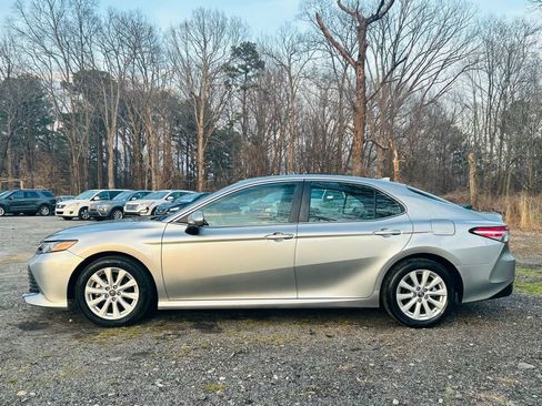 Used 2019 Toyota Camry LE image 10