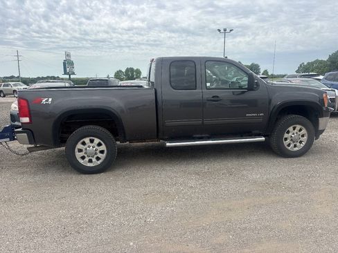 Used 2011 GMC Sierra 2500 SLE w/ SLE Preferred Package AWD/4WD image 2