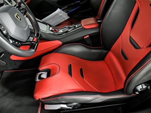 Used 2021 Lamborghini Huracan EVO RWD image 16
