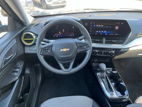 Used 2024 Chevrolet Trax LT FWD image 11