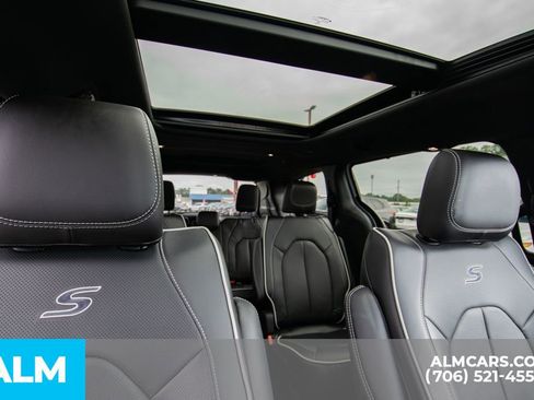 Used 2024 Chrysler Pacifica Limited w/ S Appearance Package image 22
