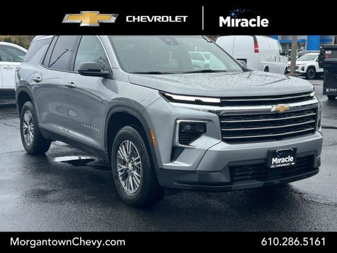 Certified 2025 Chevrolet Traverse LT image 1