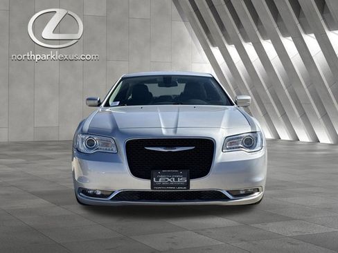 Used 2019 Chrysler 300 Touring w/ Driver Convenience Group image 7