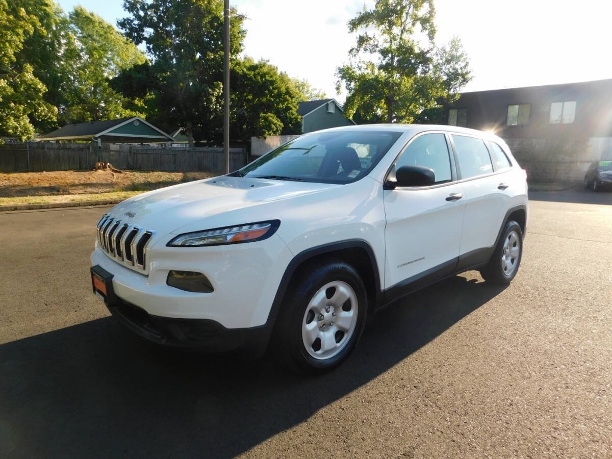 Used 2017 Jeep Cherokee Sport FWD image 4