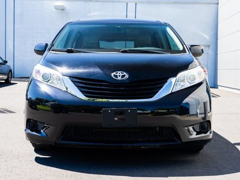 Used 2015 Toyota Sienna LE FWD image 2