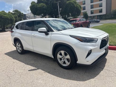 Used 2022 Toyota Highlander LE FWD image 7