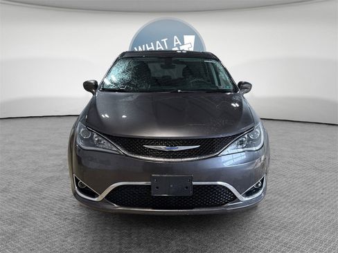Used 2018 Chrysler Pacifica Touring Plus image 9