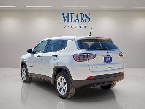 Used 2024 Jeep Compass Sport image 3