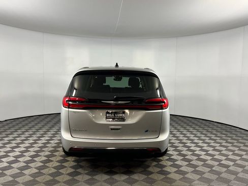 Used 2024 Chrysler Pacifica Select image 9