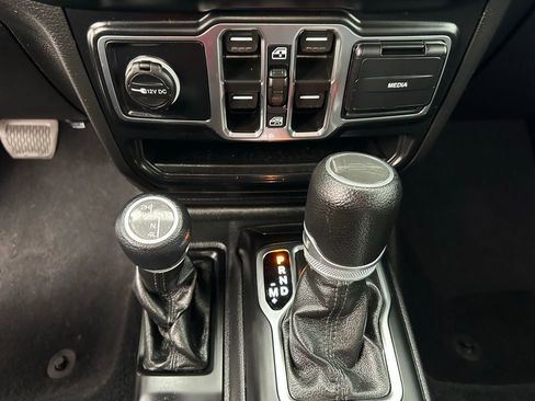 Used 2022 Jeep Gladiator Willys image 28