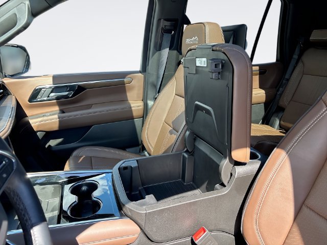 Used 2025 Chevrolet Tahoe High Country AWD/4WD image 21