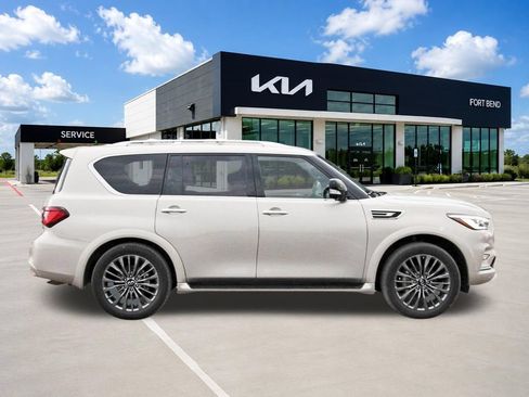 Used 2024 INFINITI QX80 Sensory AWD/4WD image 4