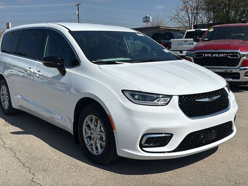 New 2026 Chrysler Pacifica Select image 3