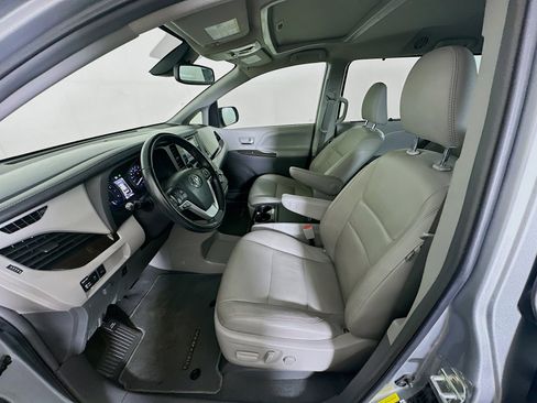 Used 2019 Toyota Sienna XLE image 13