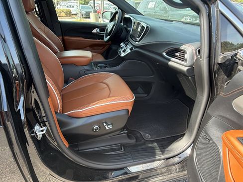 Used 2025 Chrysler Pacifica Pinnacle FWD image 20