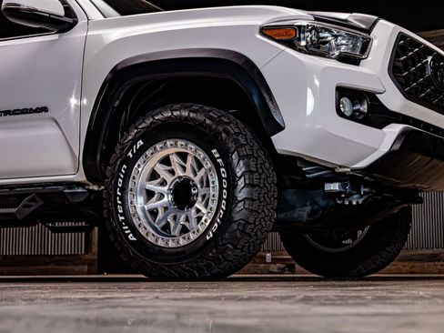 Used 2021 Toyota Tacoma TRD Off-Road w/ Technology Package image 13