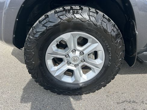 Used 2019 Toyota 4Runner SR5 AWD/4WD image 8