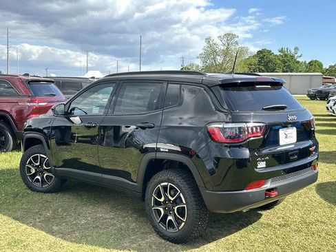 New 2026 Jeep Compass Trailhawk w/ Sun, Sound & Navigation Group AWD/4WD image 17