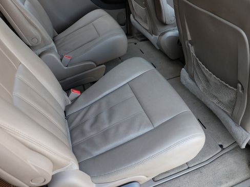 Used 2016 Chrysler Town & Country Touring image 12