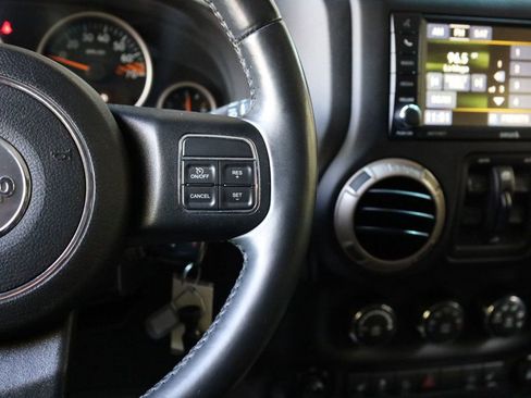 Used 2017 Jeep Wrangler Unlimited Sahara image 32