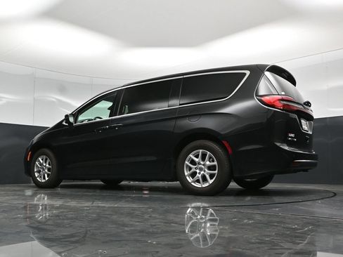 Used 2023 Chrysler Pacifica Touring-L FWD image 60