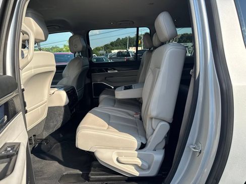 Used 2024 Jeep Wagoneer L Series II w/ Flexible Seating Group AWD/4WD image 19