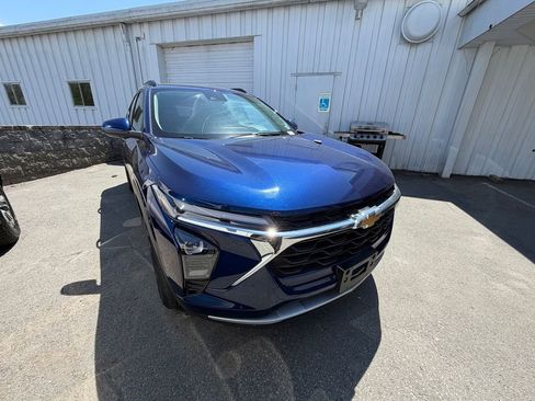 Used 2024 Chevrolet Trax LT w/ Sunroof Package FWD image 7