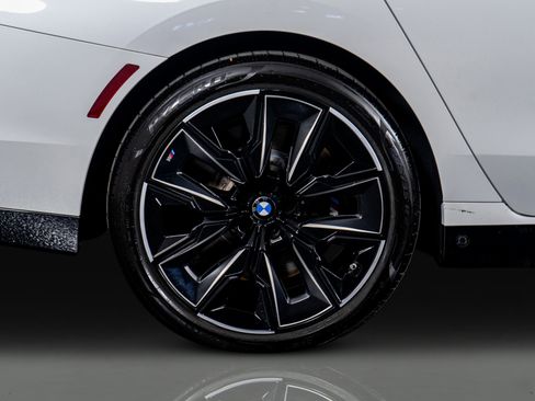 Used 2024 BMW 760i xDrive w/ Executive Package image 9