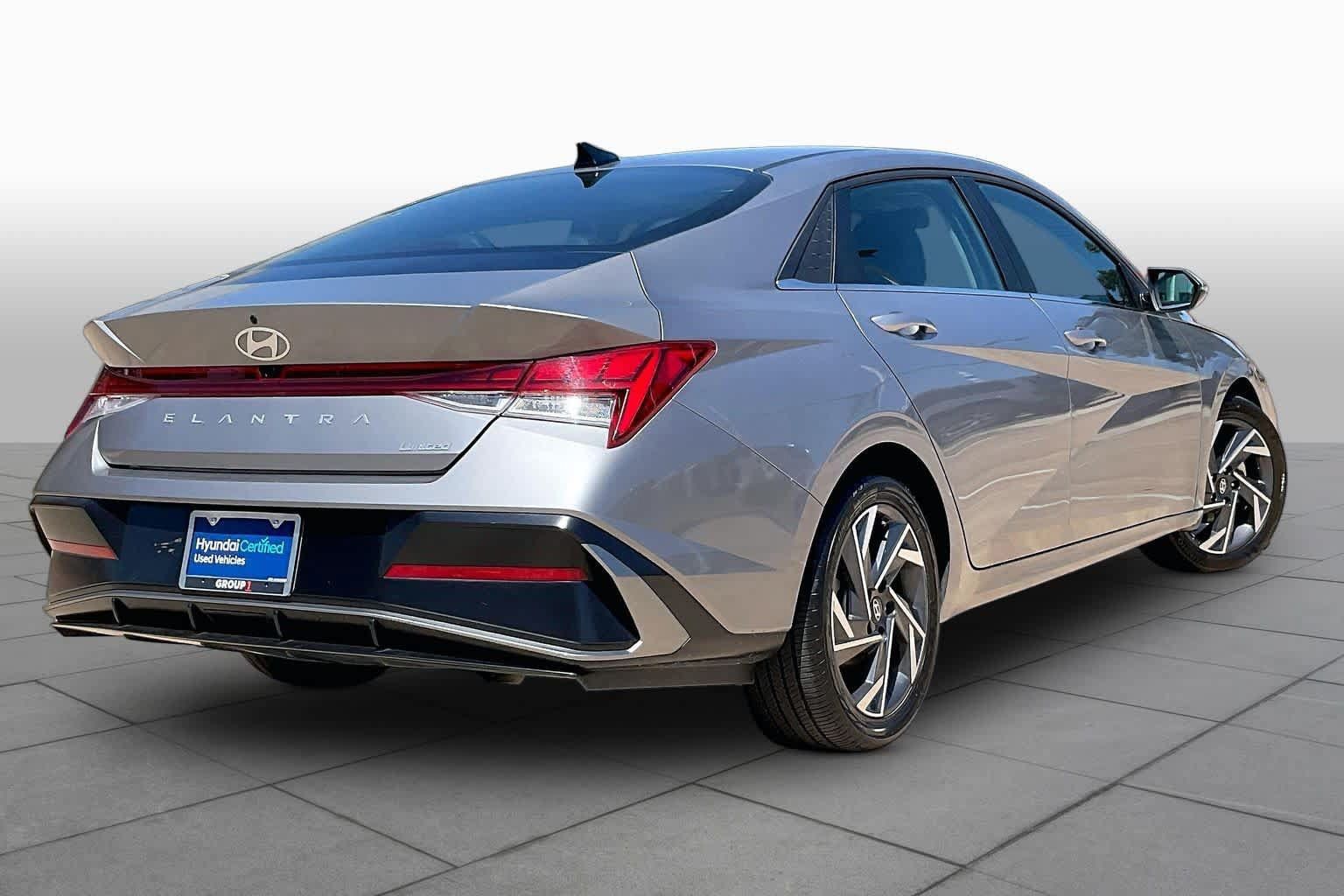 Certified 2025 Hyundai Elantra Limited FWD image 13