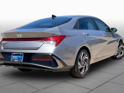 Certified 2025 Hyundai Elantra Limited FWD image 13
