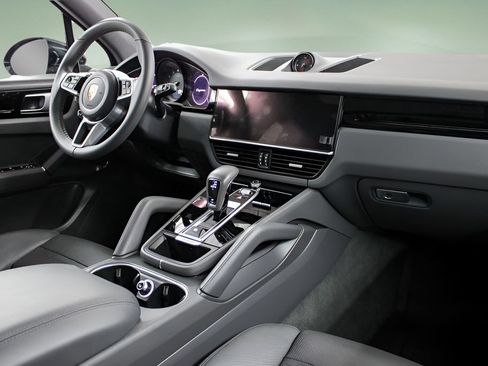 Used 2023 Porsche Cayenne AWD/4WD image 19