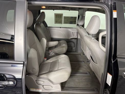 Used 2017 Toyota Sienna AWD image 36