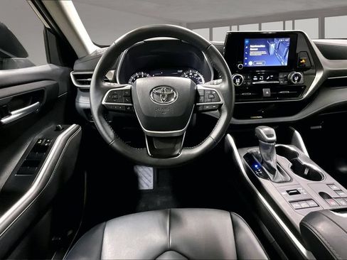 Used 2024 Toyota Highlander XLE AWD/4WD image 8