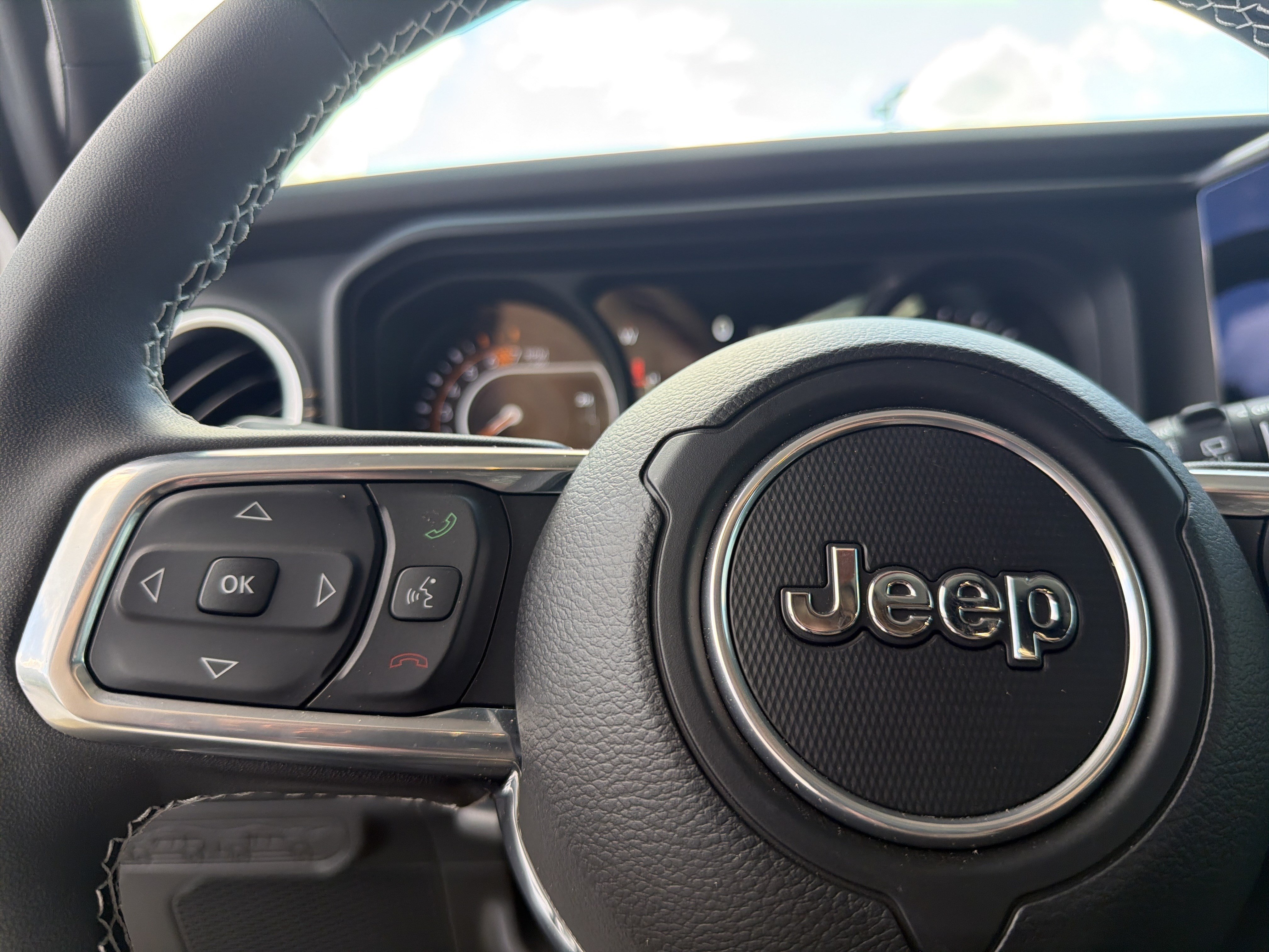 Used 2025 Jeep Wrangler Unlimited Sahara AWD/4WD image 10