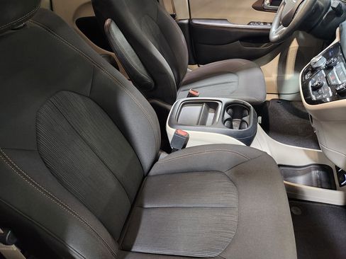 Used 2018 Chrysler Pacifica Touring Plus FWD image 31
