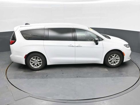 Used 2024 Chrysler Pacifica Touring-L image 17