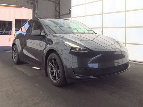 Used 2024 Tesla Model Y Long Range RWD image 17