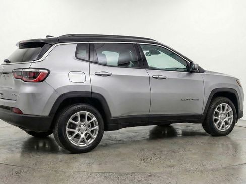 Used 2025 Jeep Compass Limited image 9