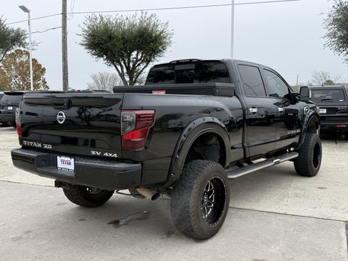 Used 2018 Nissan Titan SV w/ SV Convenience Package image 5