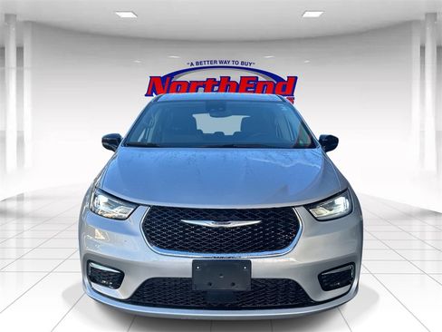 Used 2024 Chrysler Pacifica Touring-L image 8