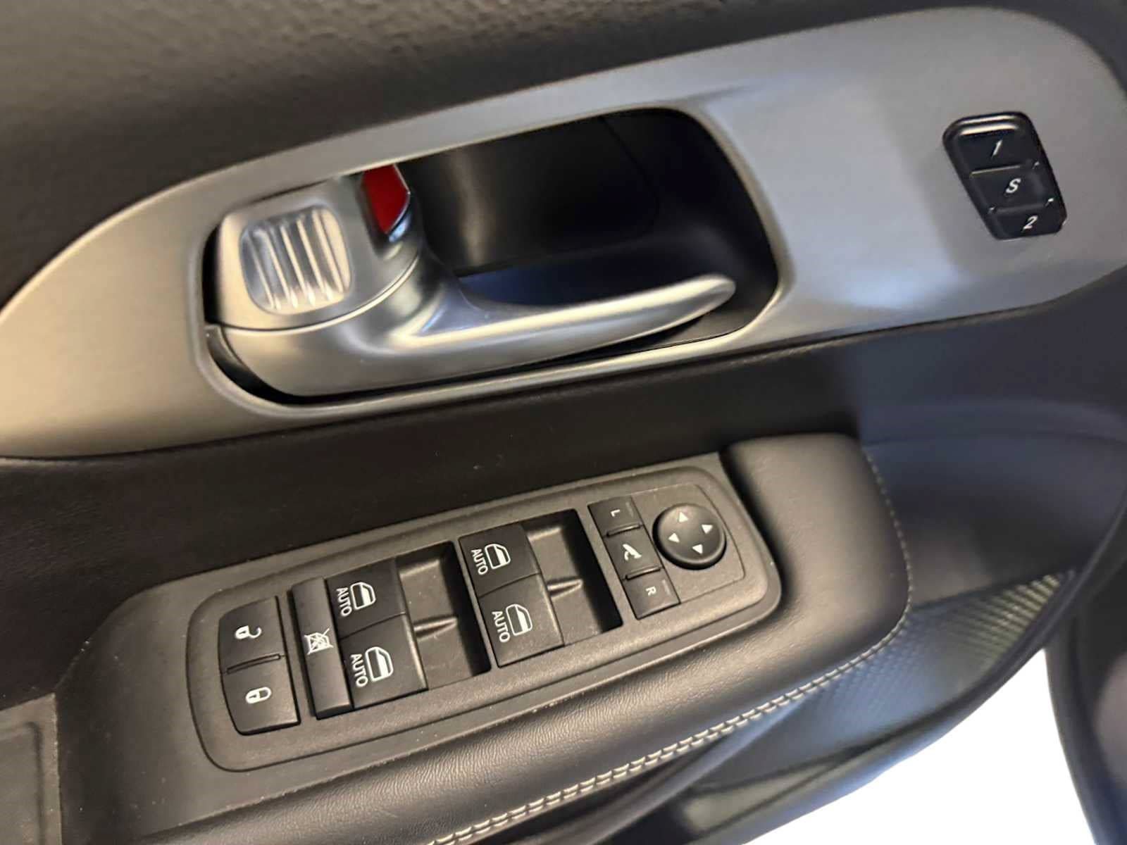 Used 2024 Chrysler Pacifica Limited w/ S Appearance Package FWD image 21
