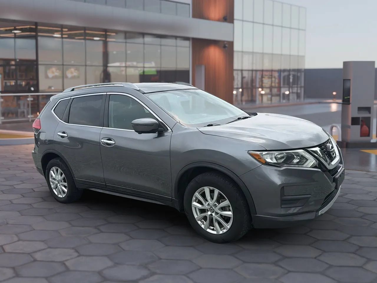 Used 2017 Nissan Rogue SV AWD/4WD image 17