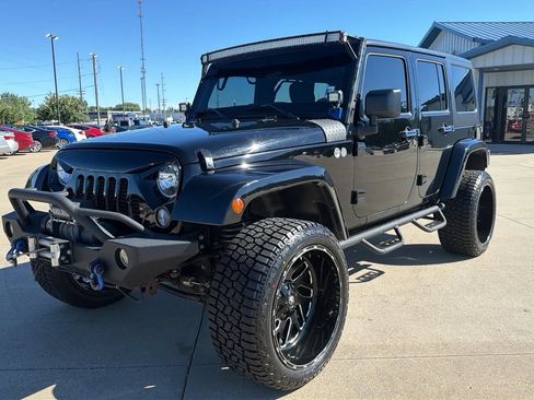 Used 2016 Jeep Wrangler Unlimited Sahara w/ Connectivity Group AWD/4WD image 3
