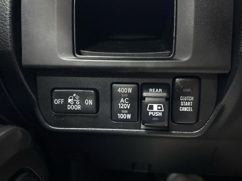 Used 2017 Toyota Tacoma TRD Off-Road w/ Premium & Technology Package AWD/4WD image 14