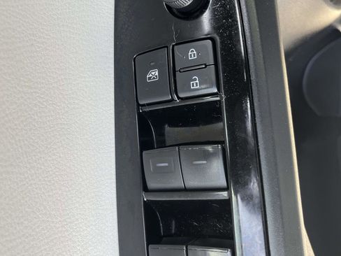 Used 2020 Toyota Prius L Eco FWD image 10