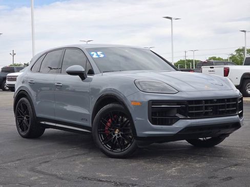 Used 2025 Porsche Cayenne GTS AWD/4WD image 2