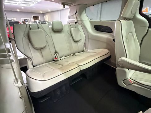 Used 2020 Chrysler Pacifica Limited FWD image 37